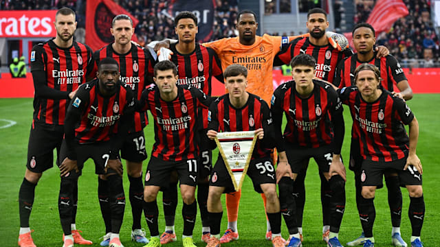 感谢恩师，出自崇明基地的海港球员将奖牌挂在徐根宝脖子上（致敬恩师，海港崇明出身球员将奖牌挂在徐根宝颈间）