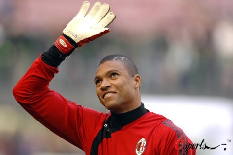 半场战报：尤文2-1卡利亚里，伊尔迪兹双响，弗拉霍维奇伤退（半场快讯：尤文暂2-1领先卡利亚里，伊尔迪兹梅开二度，弗拉霍维奇因伤离场）