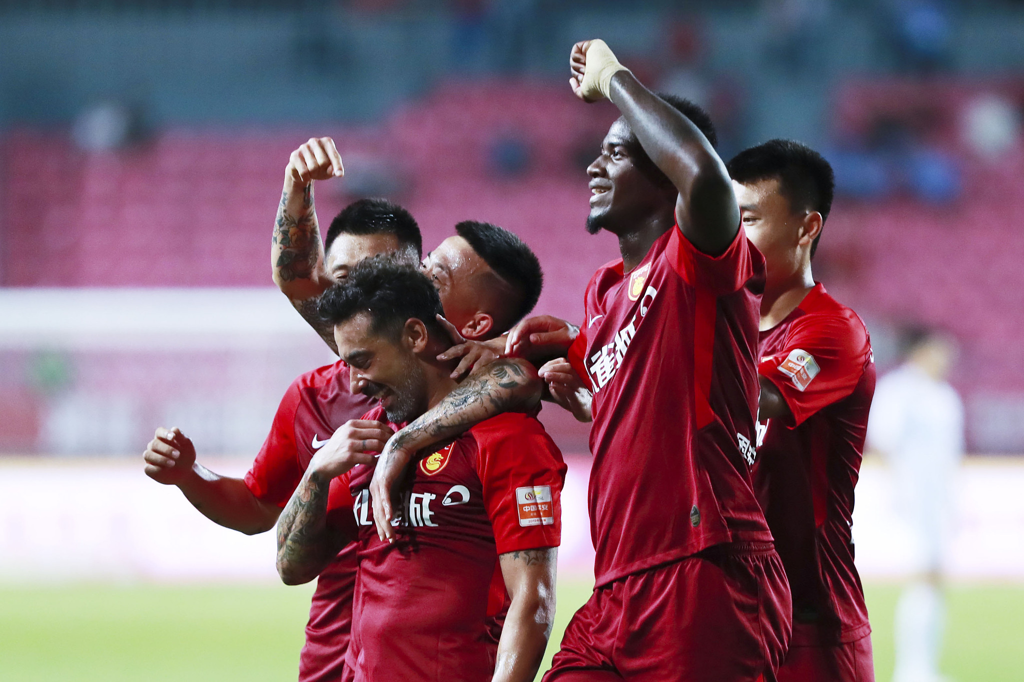 英媒：拜仁有意费耶诺德右后卫里德，但将面临英超俱乐部竞争（英媒：拜仁看中费耶诺德右后卫里德，恐遭多家英超球队竞购）