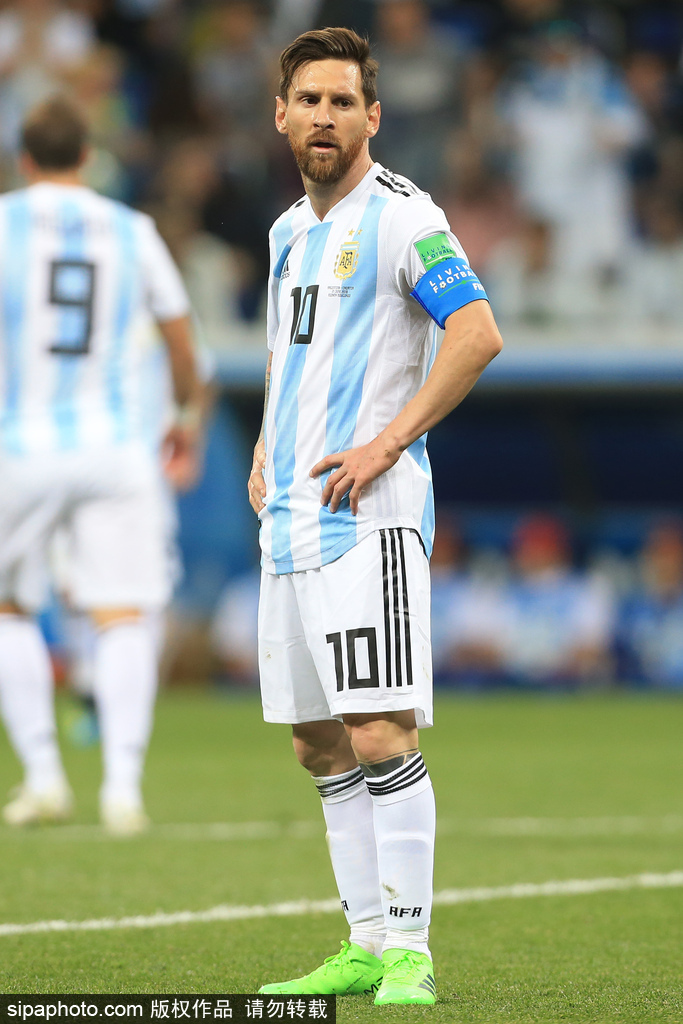 国脚伤愈后首秀建功，球迷称其回来了（国脚伤愈复出首秀发威，球迷赞其王者归来）