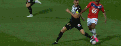 中超强队国安在亚冠被越南绝杀，国脚表现低迷，暴露中国足球实力与管理问题。