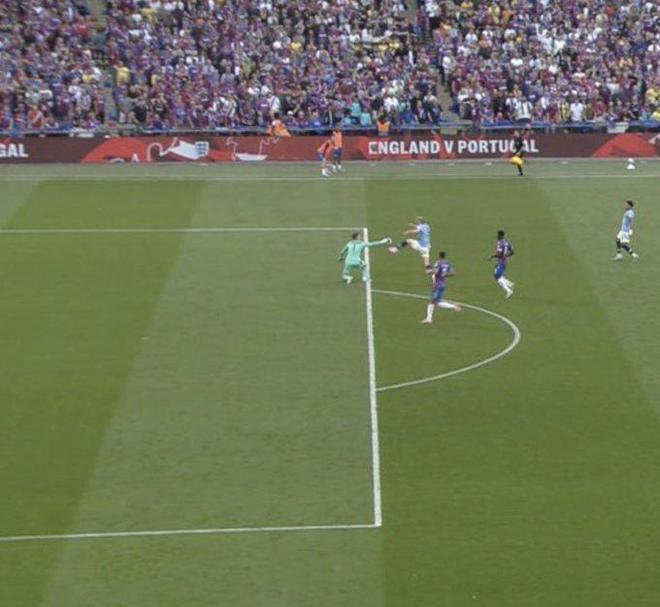 感受土超的气氛，埃德森在伊斯坦布尔德比中遭球迷投掷塑料杯（土超氛围拉满：伊斯坦布尔德比中埃德森遭球迷掷塑料杯）