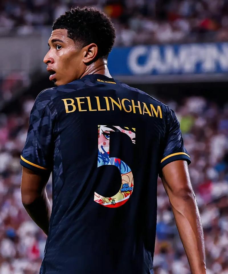 奥迪召开发布会展示2026赛季概念车，拜仁众将与车进行合影（奥迪发布会亮相2026赛季概念车，拜仁球员现场合影）