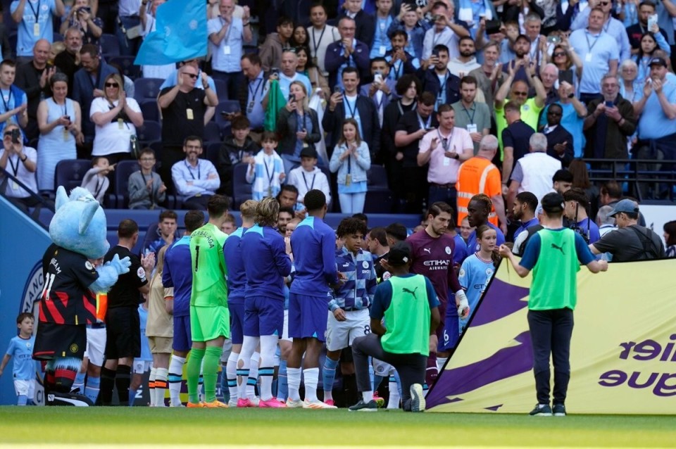 黄潜主帅：维加没抬脚是贴地铲球，我不认为那是红牌（黄潜主帅：维加未抬脚属贴地铲抢，判红不合理）